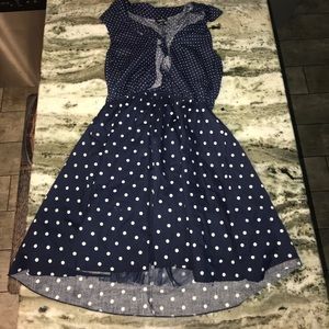 I’m selling this nice formal dress.